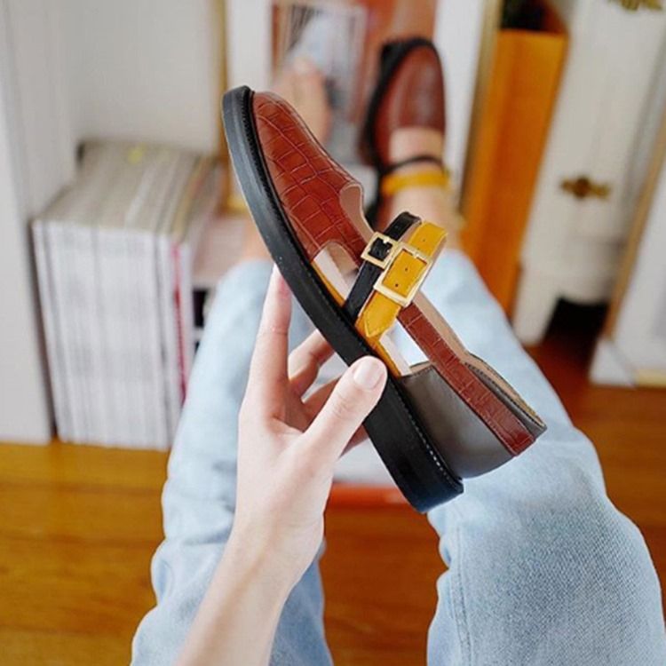 Tênis Feminino Com Corte Decotado Com Fivela De Dedo Redondo Superior