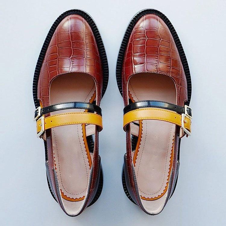 Tênis Feminino Com Corte Decotado Com Fivela De Dedo Redondo Superior