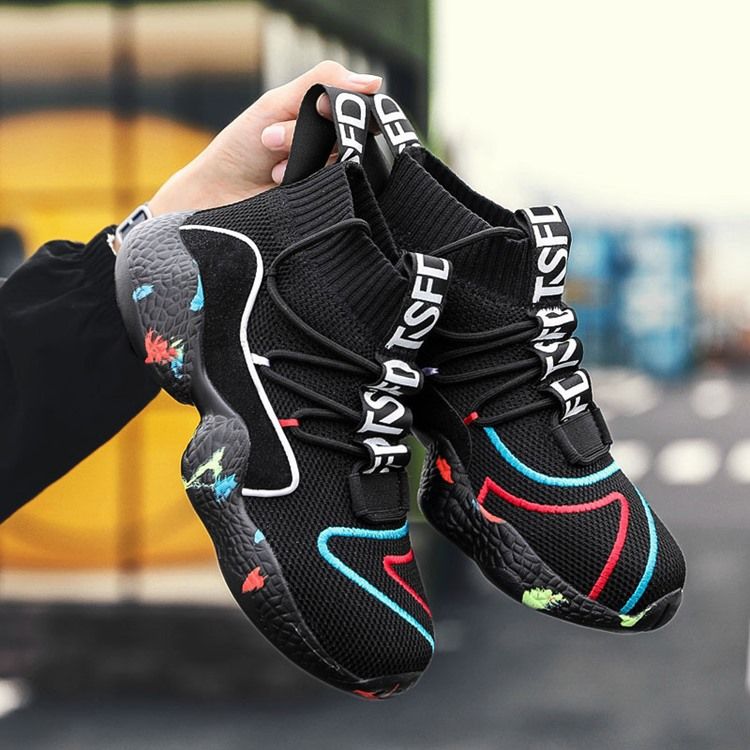 Tênis Masculino Com Cordão E Corte Médio Flyknit