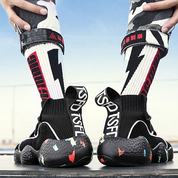 Tênis Masculino Com Cordão E Corte Médio Flyknit