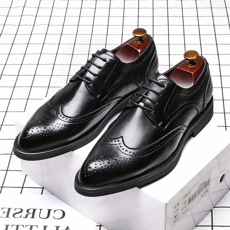 Sapatos Sociais De Bico Fino Com Cordões De Amarrar