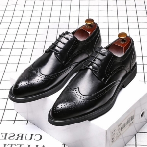 Sapatos Sociais De Bico Fino Com Cordões De Amarrar