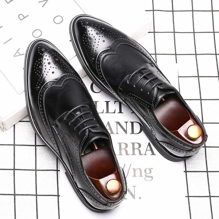 Sapatos Sociais De Bico Fino Com Cordões De Amarrar