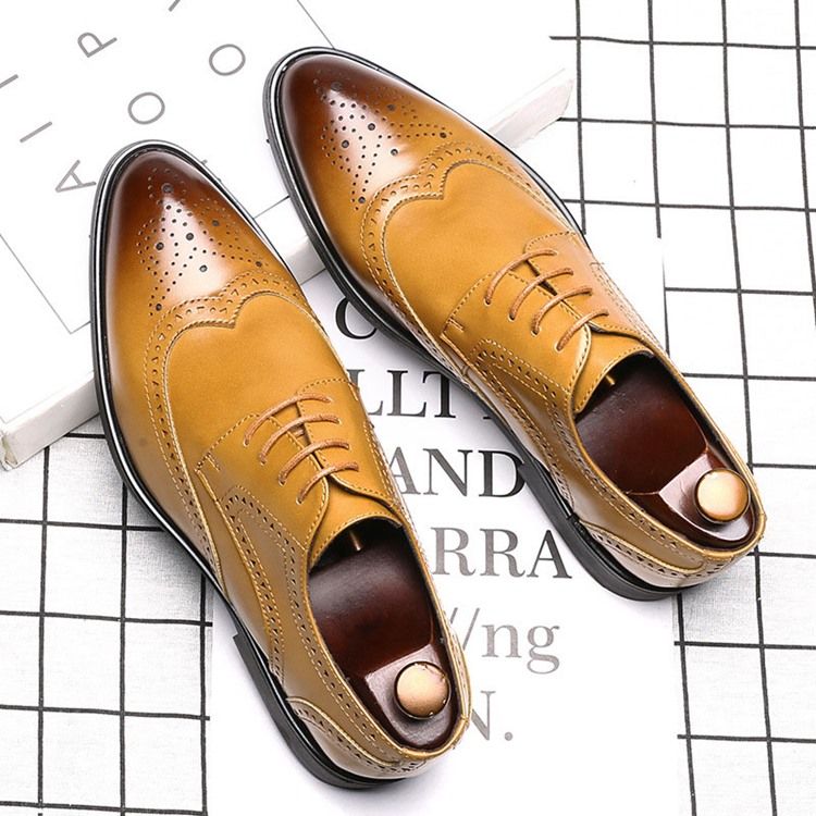 Sapatos Sociais De Bico Fino Com Cordões De Amarrar