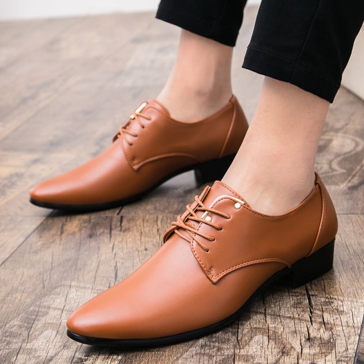 Sapatos Sociais Lisos Com Biqueira Pontiaguda De Renda