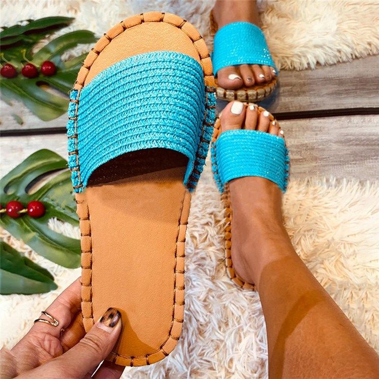 Flat Feminino Com Chinelos Ocidentais De Enfiar