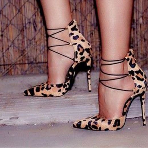 Mulher Estilosa Com Estampa De Leopardo E Bico Fino Com Tiras De Salto Agulha