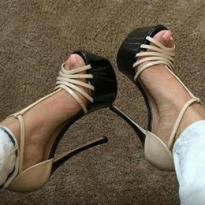 Sandálias Peep Toe Stiletto Com Fivela Em Forma De T Feminina