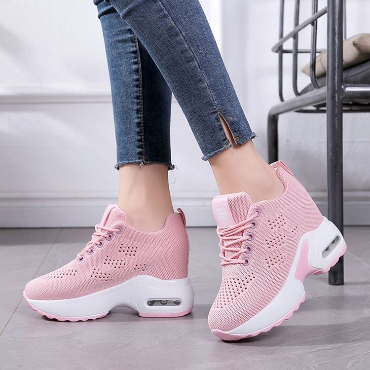 Tênis Feminino De Malha Com Cordões E Salto Alto