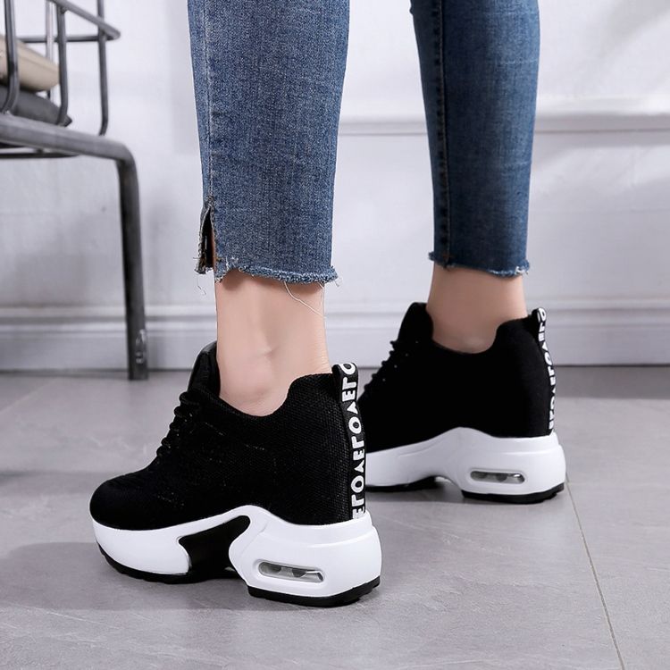 Tênis Feminino De Malha Com Cordões E Salto Alto
